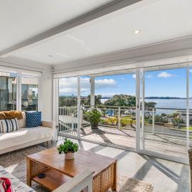 Oli Kai - Algies Bay Holiday Home, hotel in Matakana