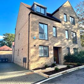 London 4-Bed in Coulsdon, 20 mins Gatwick, Parking, hotel a Coulsdon