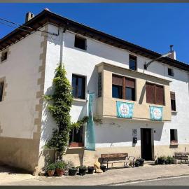 Casa de peregrinos La PerlaNegra, hotel in Azqueta