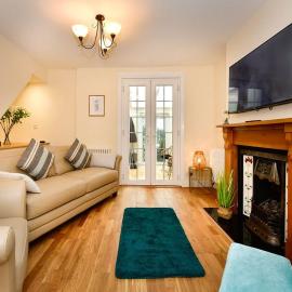 Castle Square Cottage - Beachside Retreat