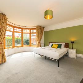 Central Caversham Traditional English House Pass the Keys