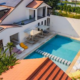 Villa 16 Dhërmi by PikHost, hotel in Gjilek