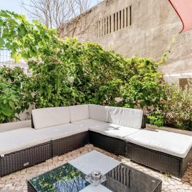 Refreshed apartment with private garden, hotel v mestu Almada