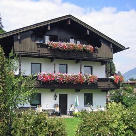Apartment in Fügen near Ski Slopes, hotel in Uderns