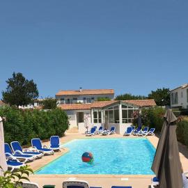 Harmony, appartement neuf avec piscine chauffée, hotel din La Flotte