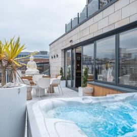 SAINT PAUL - Unrivalled 3BR Penthouse Apartment with Hot Tub Leeds, готель у Лідсі