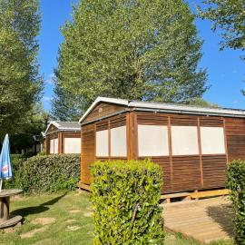 Viesnīca Mobil-home 2 chambres côté rivière pilsētā Ébreuil
