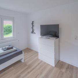TOP Monteurwohnung in Schramberg mit Parkplatz, WLAN, Smart-TV, voll ausgestattet, modern, Küche, Wäsche inklusive - SCH02