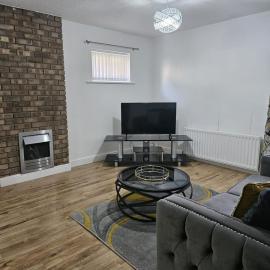 Modern fully furnished 2-bedroom apartment in Egremont for short & extended stay, ideally located for Sellafield contractors, engineers, NHS staff and business travellers The property offers free parking & WiFi