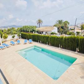 Calpe chalet privado 7 min de la playa piscina wifi parking aire barbacoa grupos, viešbutis Kalpėje