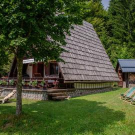 Wooden Cottage, hotel in Jesenice