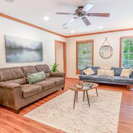 4 Beds ,King Bed, Tvs, Kids essentials, office, Grill, Crib, in Bond park ,PNC Arena