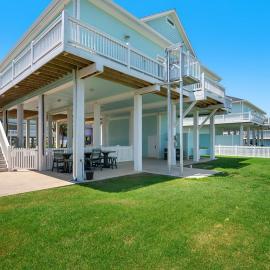 Beach Hideaway Spacious 4BR Game Loft, Hot Tub, Deck, Walk to Beach, hotel in Port Bolivar