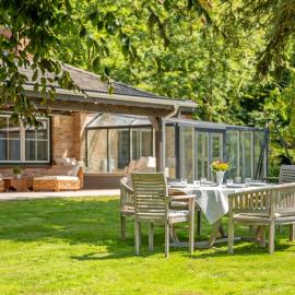 GUT KLETKAMP "Finkenhaus" - Idyllisch freistehendes Landhaus mit 3 Schlafzimmern und fantastischem Ausblick I 8 Personen I Offener Kamin I Garten I Wintergarten I Große Terrasse I Ruhig am Waldrand I Parkplätze I WLAN, Hotel in Kletkamp