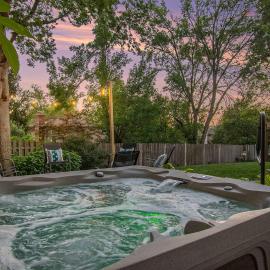 Central Family Oasis with Hot Tub & Fenced Yard, hotel v destinaci Omaha