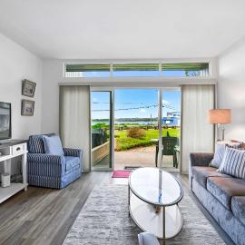 Ground Floor front 2 bed condo at Jacobs Landing, hotel in Blaine
