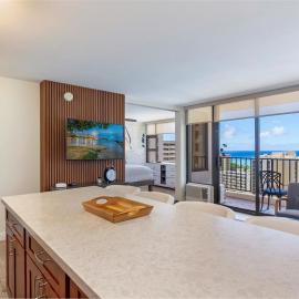 Modern Remodeled Condo, Walk to Waikiki Beach, Oceanview, Free Parking, AC, Pool, Hot tub, Sauna