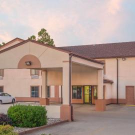 Super 8 by Wyndham Vincennes، فندق في فينسينيس