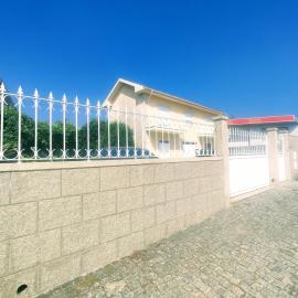 Casa com jardim privado e estacionamento no interior