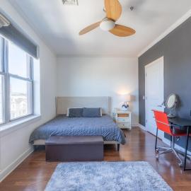 King Master and Plush Queen near NYC w kitchen, living room plus on-site gym, hotel em Jersey City