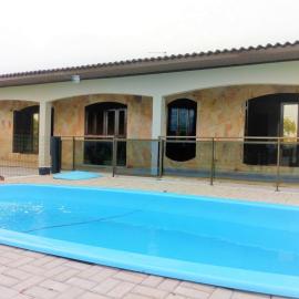 Casa geminada com piscina exclusiva – hotel w mieście Arroio do Sal
