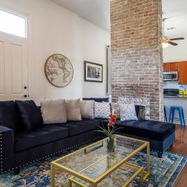 Historic 3 bedroom 4blocks from famous St Charles Ave Mardi Gras parade route, steps to Jazz venues and restaurants