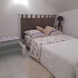 Ravissant studio sous maison, avec parking gratuit