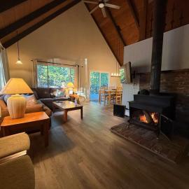 Blue Lake Chalet- 3 Bedroom + Loft/Pool Table in Arnold/Bear Valley (Pet-Friendly), viešbutis mieste Arnoldas