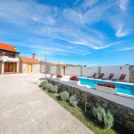Villa in Poličnik with Pool near Zadar