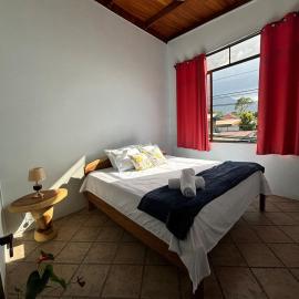 SUA Luxury Arenal Volcano View Apartments, hotel in Fortuna
