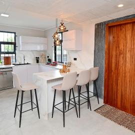 Smart & Modern 2BR Home in Secure Gated Area, Hotel in Phoenix