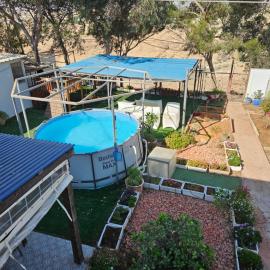 חצבים על הואדי, hotel v mestu Arad