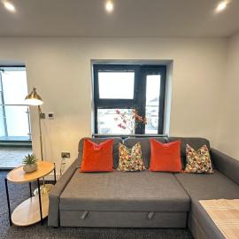 Bright & Spacious Apartment with large balcony and free parking, hotel a Oxford