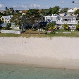 Villa Piedanlo, Pool and Beach Front GF & FF, hotel in Triolet