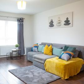 3 bed spacious home for construction workers and families with parking spaces 2 and half bathroom& ensuite Free wifi, hotel a Ashford