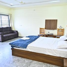 RK Comforts, hotel en Belūr