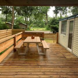 Heerlijke ruime stacaravan met overdekte veranda en omheinde tuin ''Casa Elvina'', hotel in Eext
