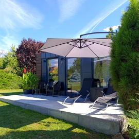 TINY HOUSE mezi sklepy، فندق في Kobylí