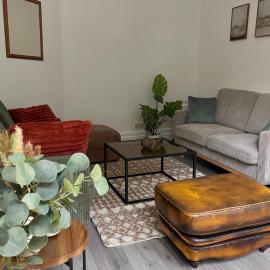 4-Bed Family House in Leeds with park view, hotel di Amley