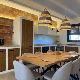 Can Pou, charming village house in Girona, hotel a Campllong
