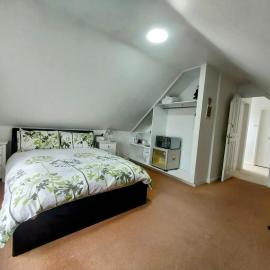 Capella - Peaceful, comfortable, rooms - Private Shower - Free Parking - corporate, professional, contractor, trades, crew, holiday, Village Stay, Hotel in Bray