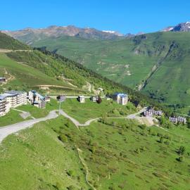 4 personnes au pied des piste et sentier de randonné, hotel in Saint-Lary-Soulan