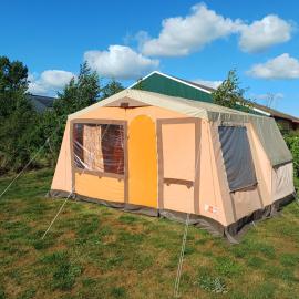 Oranje retro tent, vlakbij Sneek, hotelli kohteessa Terzool