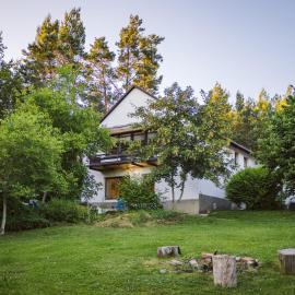 Terra Farma Cottage, cozy urban escapes here!, hotel in Chraštice