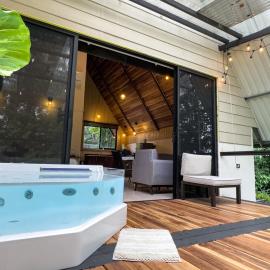 River Paradise Cabin with Private Jacuzzi, hotel a Fortuna