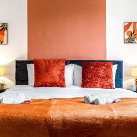 Superking Beds, Smart TVs, Gigabit WiFi, Sleeps 6