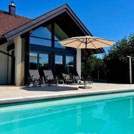 Modernes Ferienhaus mit Pool Nähe Wörthersee & Golfplatz, hotel in Feldkirchen in Kärnten
