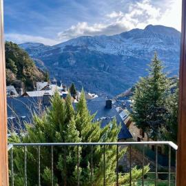 Apartamento Linar l Wifi l Vistas l P & Trastero, hotel in Tramacastilla de Tena