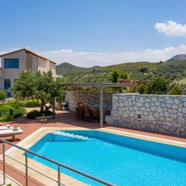 Luxury Villa Hara with private pool, hotel in Agia Pelagia