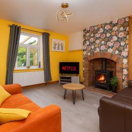 Calder Row by Alt-Stay Contractor Accommodation - 3 Bed Canal Side Contractor Home With Parking, Wi-Fi & Full Kitchen - Ideal For Long stays
